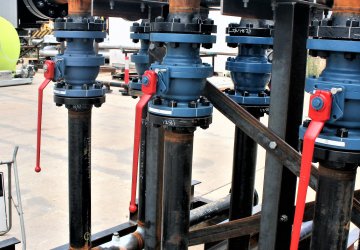 Distribution manifold skid