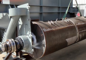 Test setup - Trommel drive shaft and rotating zinc chip cage prior to lift.